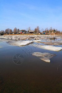冰雪在河上反射金属建筑木头森林危险蓝色海岸房子村庄图片