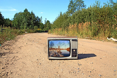 公路上旧电视机时间合金复古控制板休息风格古董屏幕电视木头图片