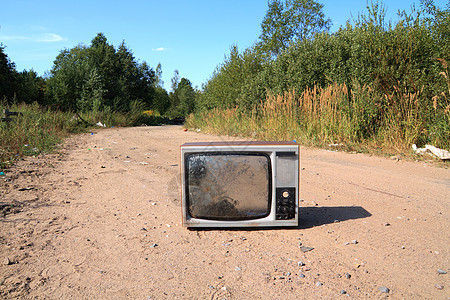 公路上旧电视机时间风景古董电缆风格管子合金屏幕电视视频图片