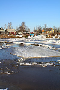 在靠近村庄的河流上驱冰寒意天气城市场景乡村石头房子天空蓝色季节图片