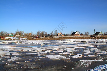 在靠近村庄的河流上驱冰城市场景石头风景阴影建筑季节乡村蓝色寒意图片