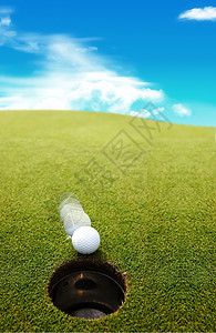 高尔夫球在杯子的嘴唇上 美丽的高尔夫球场图片