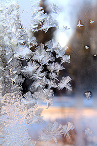 窗口上的冰雪花框架蓝色窗饰宏观玻璃冰柱季节摄影窗户图片