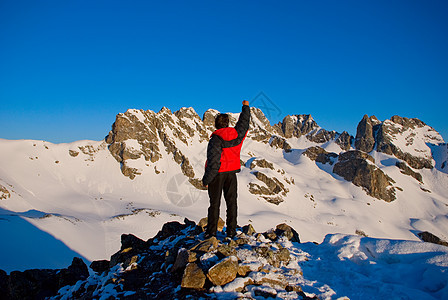 在冬山中徒步旅行探索活力运动全景动机岩石胜利优胜者空气远足者图片