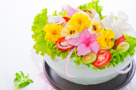 绿色沙拉加西红柿和碗中各种食用花食谱蔬菜堂妹草本植物厨房维生素美食烹饪菜单餐厅图片