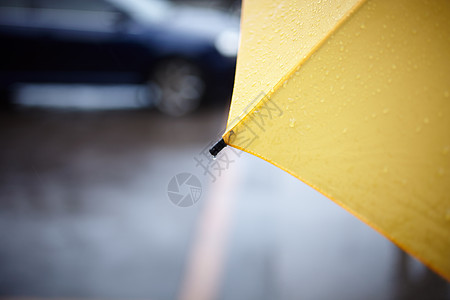 雨天气雨量沉淀黄色背景镜头图片