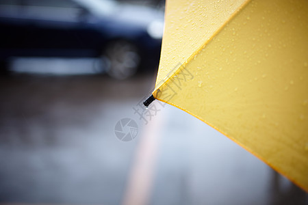 雨天气雨量沉淀黄色背景镜头背景图片