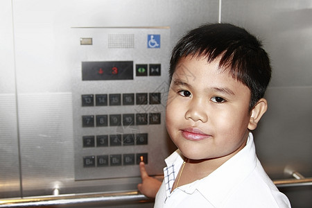 电梯里面的男孩图片