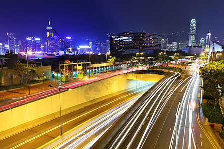 夜间现代城市驾驶公共汽车旅行商业戏剧性街道建筑运输市中心运动图片