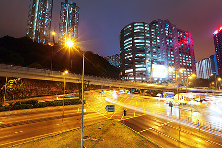 城市的夜间交通场景建筑市中心汽车运动速度公共汽车蓝色辉光商业图片