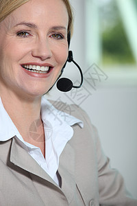 女人用耳机笑图片