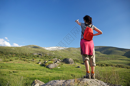 红包女人指着格雷多斯山图片