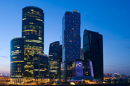 日落时的城市摩天大楼图片