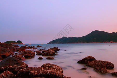 长期暴露下的沿海日落现象紫色岩石墙纸季节场景旅行地平线晴天天气反射图片