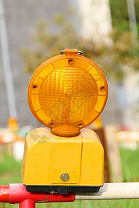 引人注目的黄色警告道路闪光灯图片