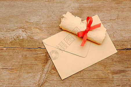 旧纸卷在木本底的旧纸邮件邮政古董信封档案桌子边缘乡村木板时间图片