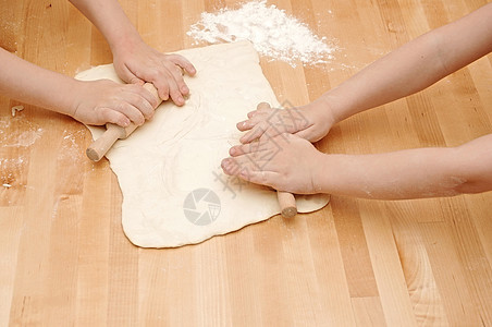 儿童用手在木板桌上打折桌子面粉家务食物饼干厨师面团木头手指美食图片