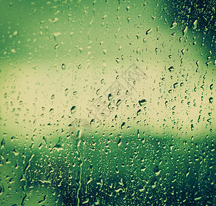 雨后在玻璃上滴水波纹白色雨滴水滴水分流动窗户宏观气泡环境图片
