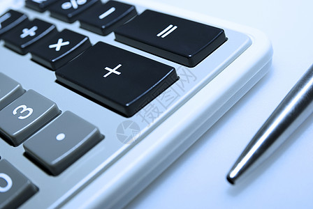 计算器和笔在白色背景上工作划分乘法会计投资财政金融数字塑料数学图片