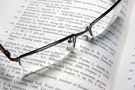 眼镜放在书上电脑玻璃时间数据商业法律办公室文学语言大学图片