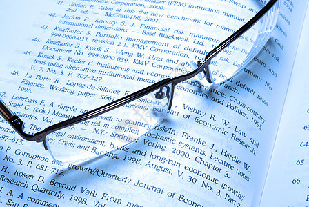 眼镜放在书上智慧眼睛大学商业玻璃数据营销文档法律时间图片
