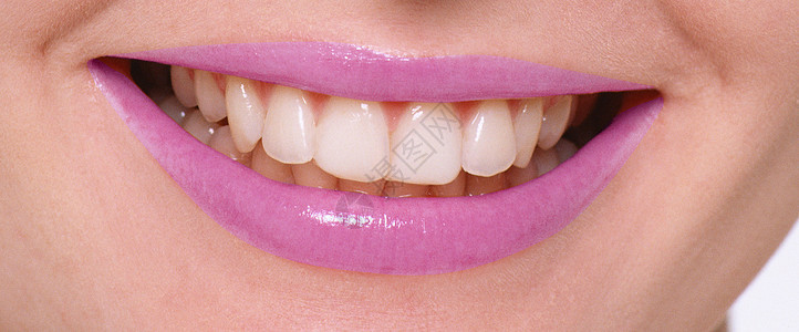 女性用健康牙齿微笑的近身图片