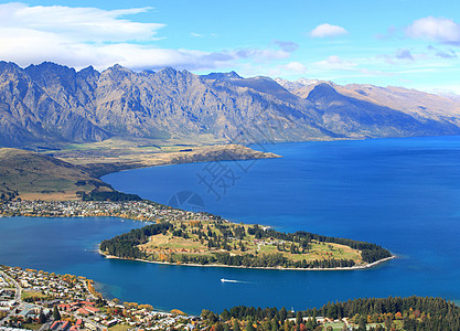 特写Wakatipu湖和Queenstown高尔夫球场花园图片