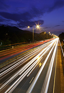 夜间在高速公路上交通街道辉光速度航程车道车辆尾灯指标旅行踪迹图片