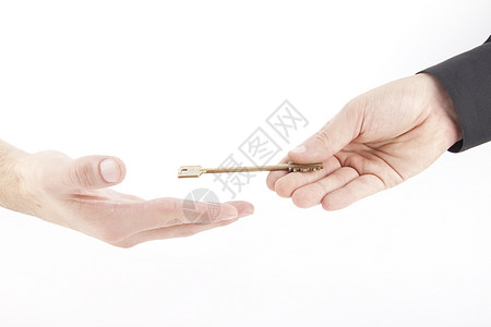 投资机会男人手握金钥匙礼物秘密天空安全钥匙入口商业贷款交易金融背景