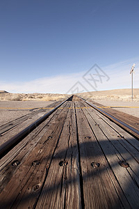沙漠中铁路跨越铁道自由铁轨栏杆通勤者交通通勤方式低角度警告信号图片