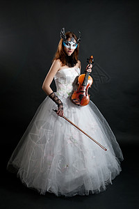 穿着白衣服和戴小提琴面具的女孩图片