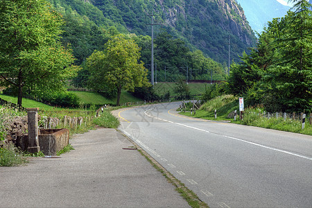 欧洲阿尔卑斯山脉的美丽乡村道路图片