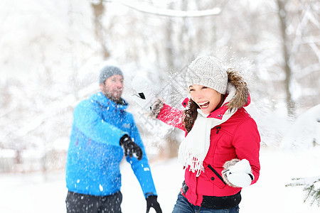 雪球比赛下雪女孩女士朋友们乐趣喜悦女性微笑青年享受图片