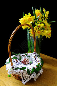 复活节篮子和水仙传统季节食物绿色黑色花朵假期季节性花瓣水仙花图片