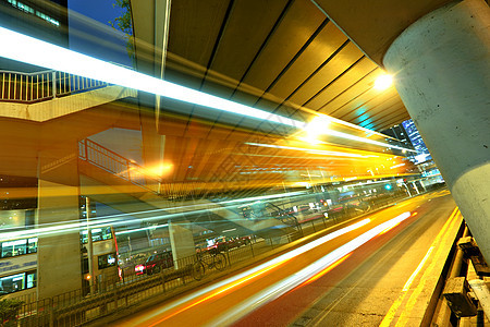 夜间与城市交接交通运动线条公共汽车蓝色景观戏剧性地球辉光街道图片