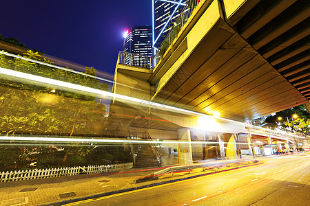 夜间现代城市速度戏剧性旅行街道交通驾驶公共汽车运输蓝色隧道图片