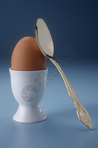 半煮蛋营养杯子棕色早餐蛋黄蛋壳白色勺子食物鸡蛋图片