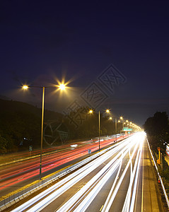 夜间在高速公路上交通路线运动条纹旅行日落大灯踪迹指标速度驾驶图片