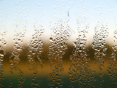 窗玻璃上的水滴宏观水分滴水窗户波纹薄雾挡风玻璃材料液体天气图片