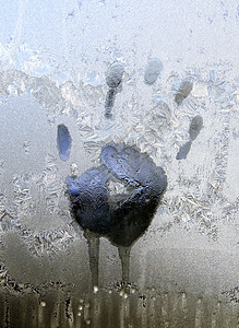 冰窗上的手印滴水低温手指季节阴影冻结棕榈救援窗户图片