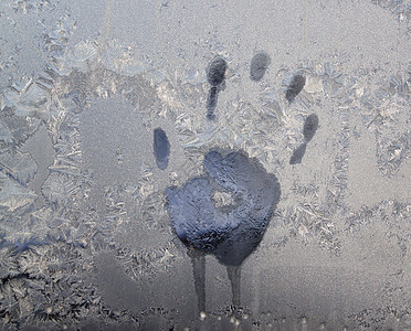 冰窗上的手印季节滴水救援手指窗户棕榈阴影冻结低温图片