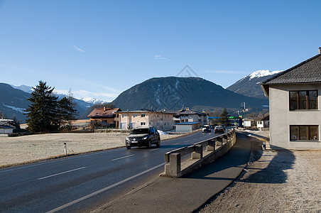 阿尔卑斯山山区村村庄农村草地场地汽车国家山脉旅游森林旅行图片