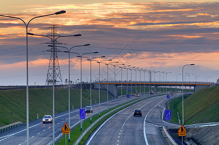 日落时高速公路运动汽车运输天空赛道旅行车辆沥青驾驶速度图片