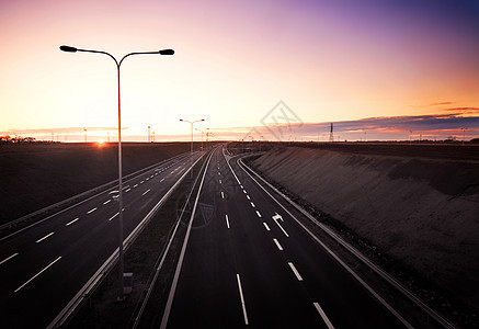 日落时高速公路商业交通速度蓝色赛道沥青发动机旅行运动天空图片