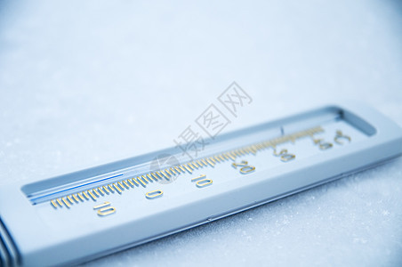 温度计在零下气候红色水平季节科学玻璃白色摄氏度概念测量图片
