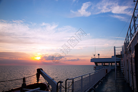 船舱观 日落时的海洋蓝色天空运输车运输加载地平线金属游客海景甲板图片