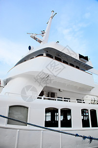 白色旅游船在蓝天特写娱乐海洋航行奢华木板运输旅游航程天空港口图片