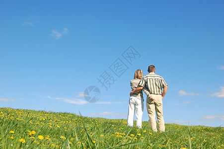 情侣相爱在草地上喜悦中年幸福天堂太阳朋友们乐趣投标拥抱自由图片