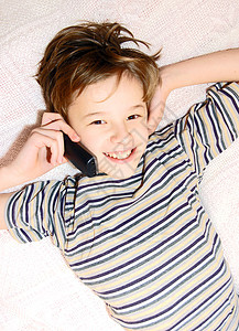 青少年男孩在手机上说话细胞讲话皮肤乐趣微笑男性青年电话孩子房子图片