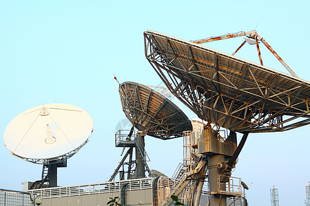电视台上方的卫星通信磁盘卫星通讯磁盘收发器间谍辐射建筑宽带渠道电视链路天线嗓音图片
